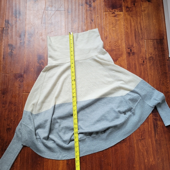 Smartwool Nokoni Dolman Sleeve Style Poncho Cream & Shimmer Gray - Picture 11 of 12